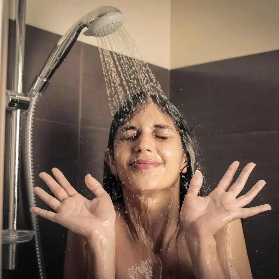 Sardiyon mein nahane ka sahi samay Best time to take bath in winter Winter bathing tips in Hindi Sardiyon mein nahane ke fayde Sardi mein nahane ka sahi tarika