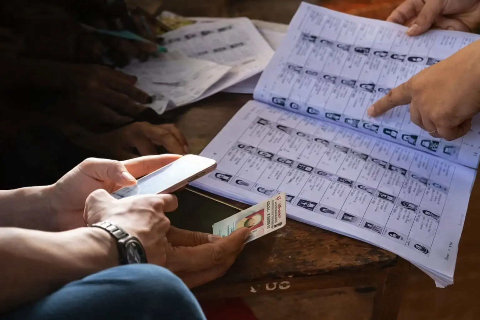 नई वोटर लिस्ट 2025 वोटर लिस्ट में नाम कैसे चेक करें वोटर लिस्ट से नाम कट गया Form 6 ऑनलाइन वोटर आईडी नाम जुड़वाने का तरीका